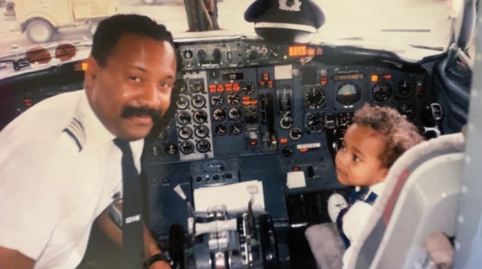 صورة الطيار مع ابنه فى عام 1994